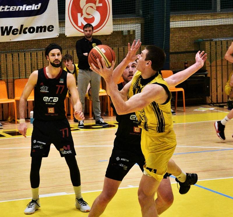 Český pohár basketbalistů: Sokol Sršni Písek - ERA Basketbal Nymburk 67:109.