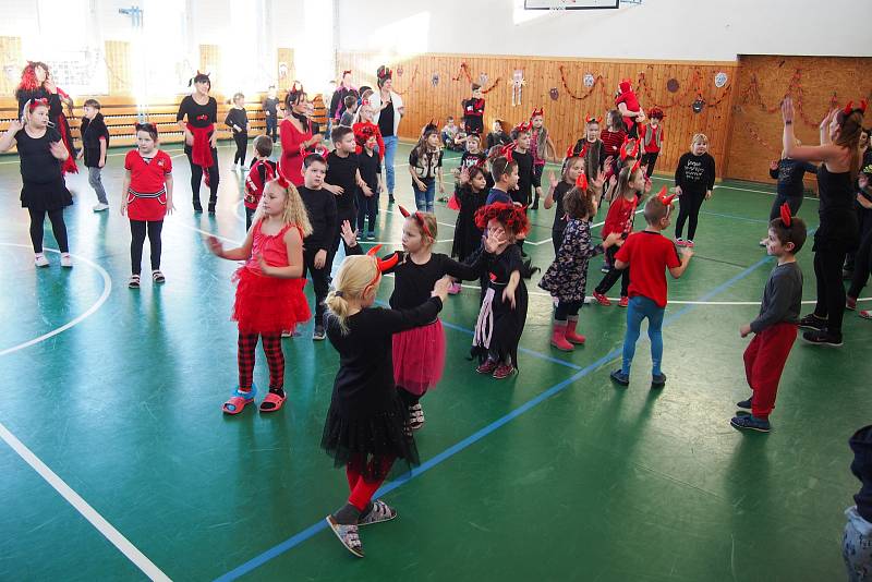 Čertovská zumba ve školní družině v Záhoří.