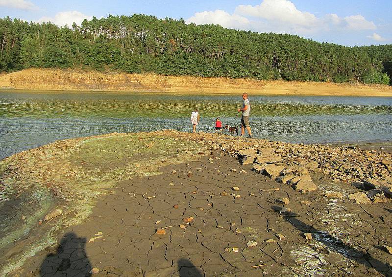 Přehradní nádrž Orlík na Vltavě u Podolského mostu v úterý 30. srpna. Hladina klesla více jak 12 metrů a odhalila řadu skrytých pokladů