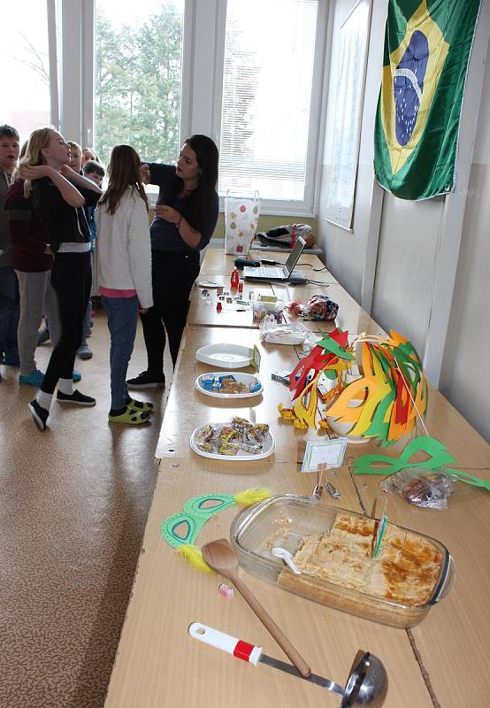 Studenti představovali žákům své země v ZŠ Záhoří.