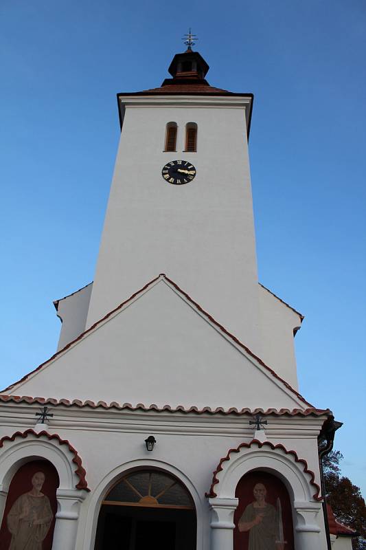 Kostel sv. Petra a Pavla v Albrechticích nad Vltavou.