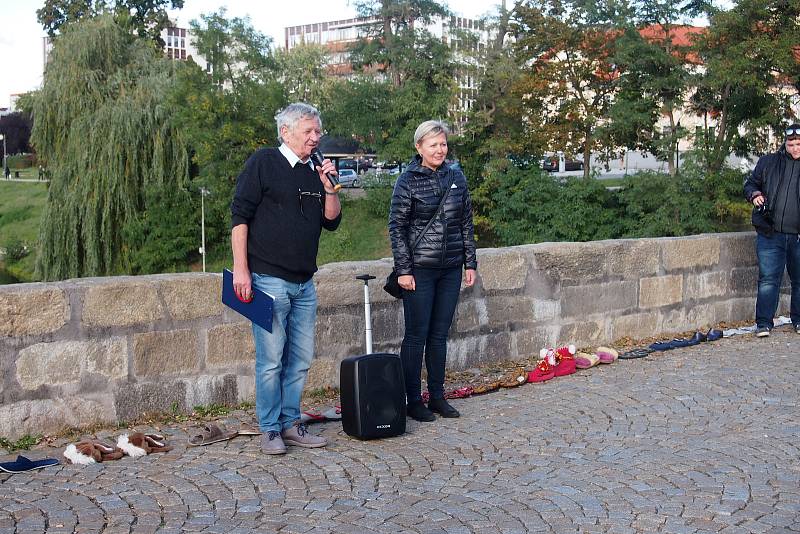 Celostátní akce Papučový den v Písku. Papučový řetěz na Kamenném mostě.