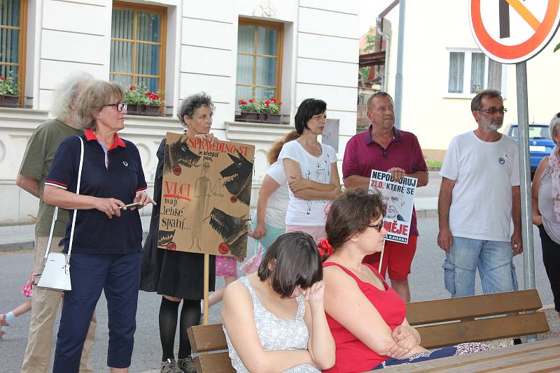 Demonstrace proti Babišovi v Kovářově.