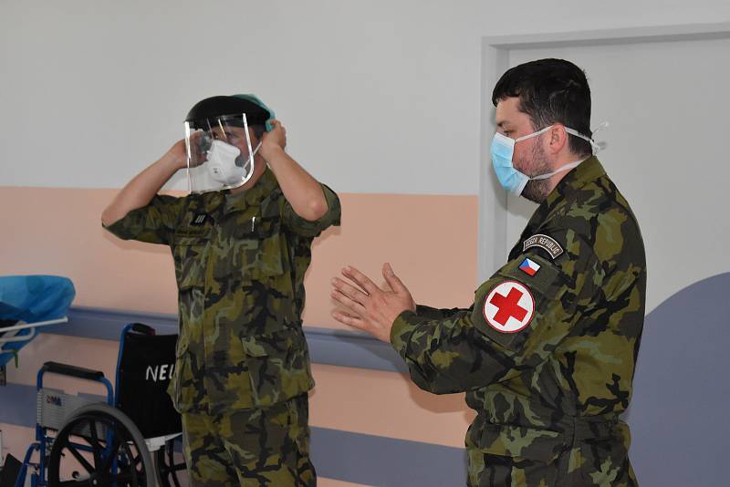 Armádní specialisté z Odboru biologické ochrany Těchonín navštívili píseckou nemocnici.