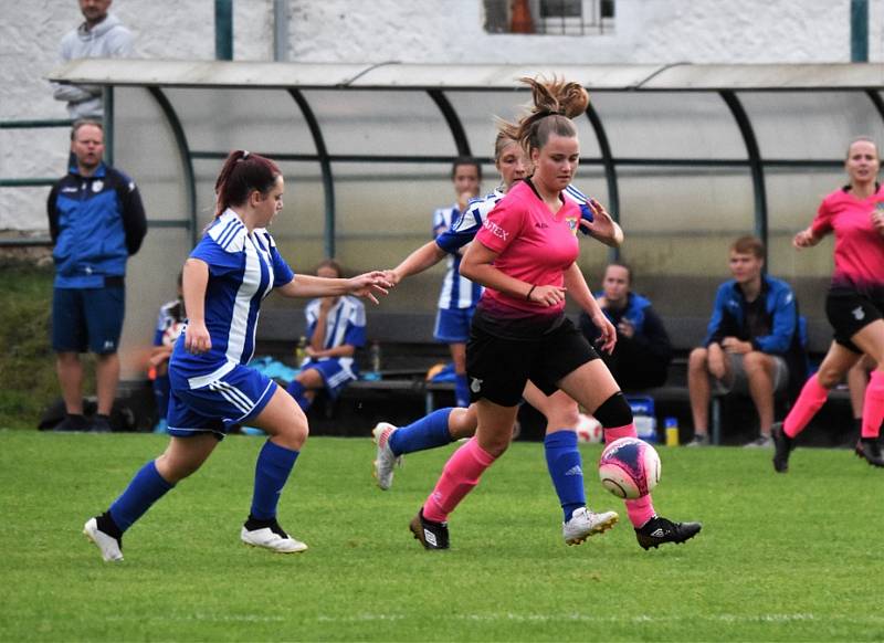 Fotbalová divize žen: TJ Hradiště - Jiskra Domažlice 4:1 (2:1).