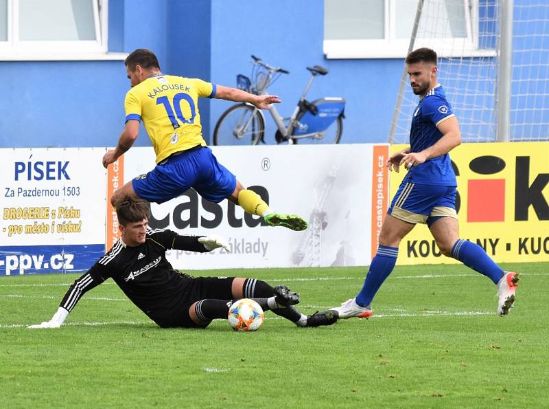 Fotbalsté Písku v minulém kole ČFL porazili Motorlet 1:0 (na snímku), tentokrát padli v Králově Dvoře 2:3.