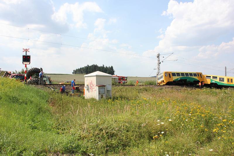 Nehoda na železničním přejezdu u Smrkovic v roce 2018. Při střetu traktoru s osobním vlakem se zranilo deset lidí.