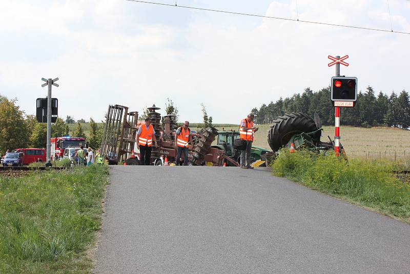 Nehoda na železničním přejezdu u Smrkovic.