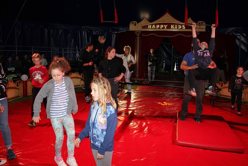 Cirkus Happy kids se školáky v Záhoří.