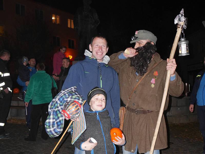 Lampionový průvod v Miroticích byl plný strašidel. Foto: Petr Bílek