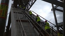 Na železničním mostu u Červené nad Vltavou už stavbaři začali betonovat horní nosnou konstrukci. Do takzvané duše uvnitř stavby se musí vyšplhat po železobetonovém oblouku.