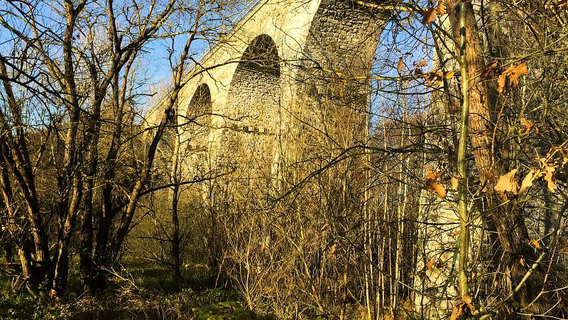 Kamenný viadukt najdete nedaleko Milevska.