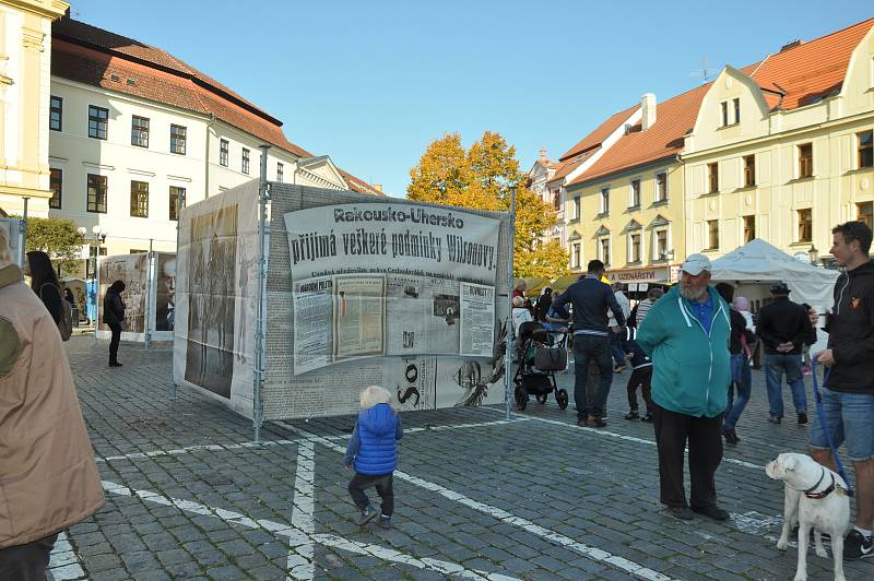 Neděle - příjezd a projev redaktora Hanzlíčka.