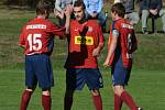 PÍSEK B V DERBY PORAZIL DOMÁCÍ ČIMELICE 5:1. Branku Čimelic vstřelil Vojtěch Maštalíř (uprostřed). Gratulují mu Michal Němec (vlevo) a Václav Hegenbart.