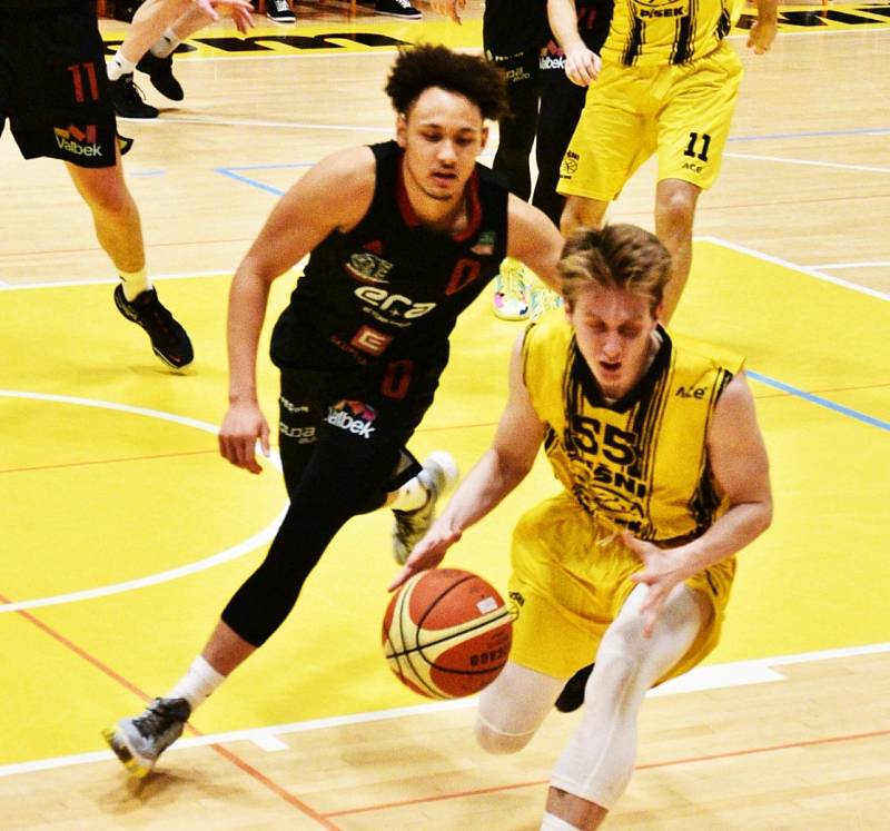 Český pohár basketbalistů: Sokol Sršni Písek - ERA Basketbal Nymburk 67:109.