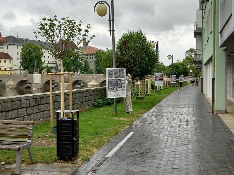 Výstava fotografií na promenádě v písecké Čechově ulici.