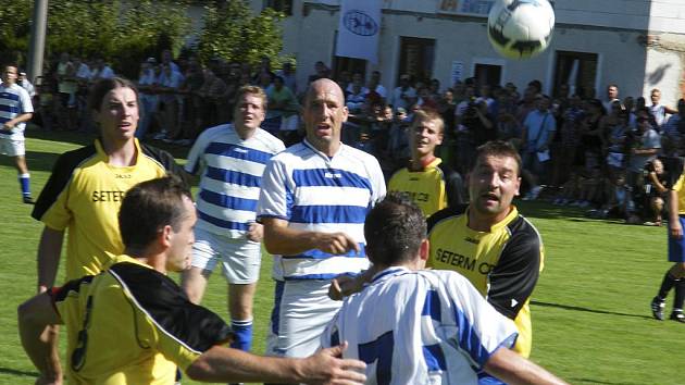 Fotbalista Jan Koller (na snímku uprostřed) poprvé nastoupil v zápase okresního přeboru za tým Smetanovy Lhoty proti Borovanům a jedním gólem přispěl ke konečné remíze 3:3.