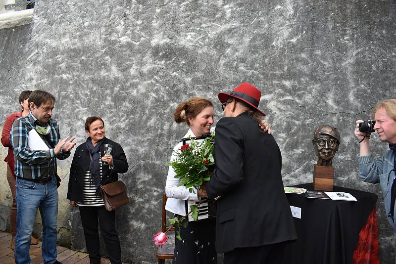 Výstava Jaroslava Joe Hübla na parkánech muzea.