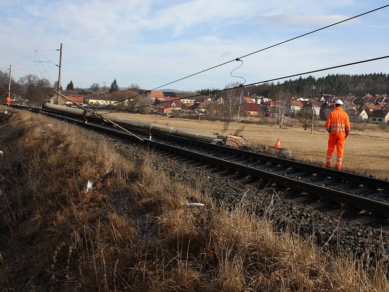 V Protivíně zemřel řidič dodávky, která vjela pod vlak.