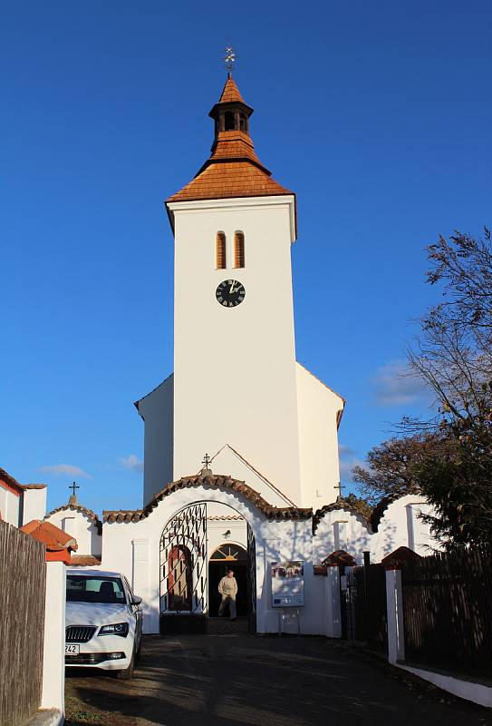 Kostel sv. Petra a Pavla v Albrechticích nad Vltavou.