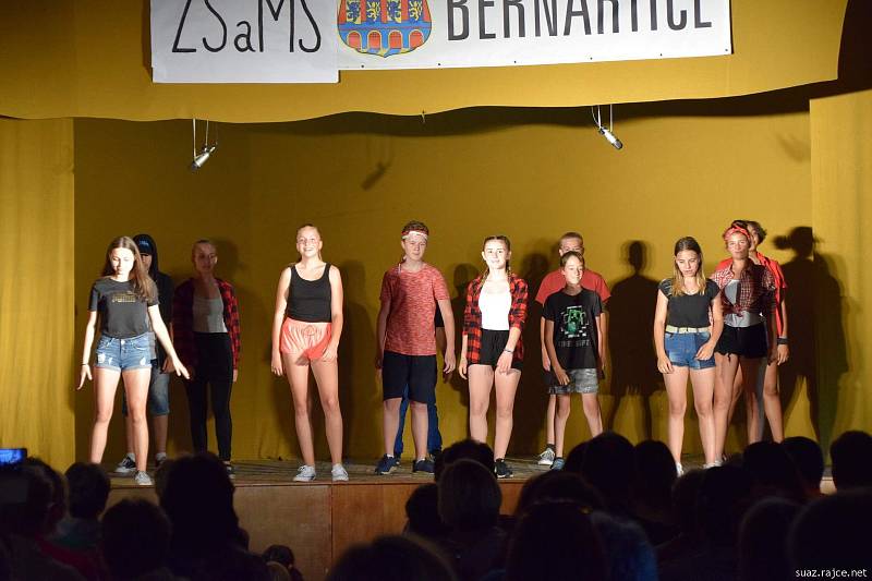 Školní akademie v Bernarticích.