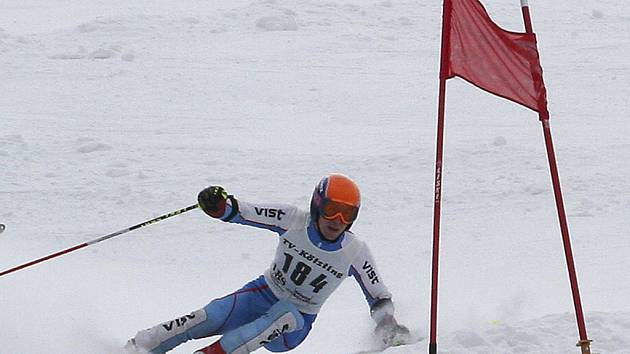 Petr Brandtner (na snímku) ze Ski klubu Písek dosáhl v obřím slalomu na Velkém Javoru nejlepšího času a získal tak pěkný pohár.