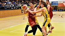 Písečtí basketbalisté (ve žlutém) v závěrečném utkání nadstavbové části I. ligy porazili Svitavy 89:75 a do play off půjdou z první příčky.