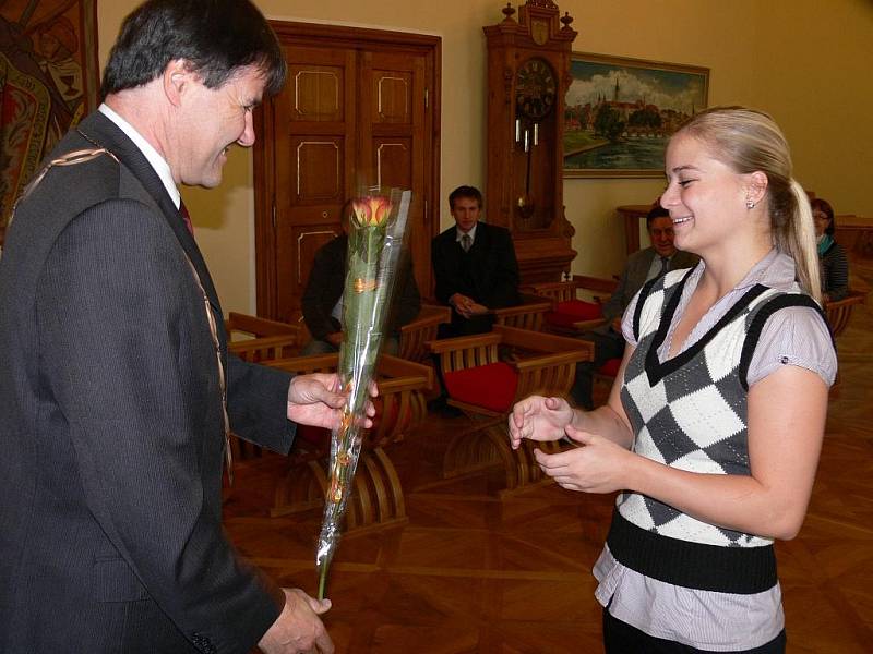 V pátek přijal starosta města Miroslav Sládek v obřadní síni písecké radnice interligové házenkářky Casty Sokola Písek.