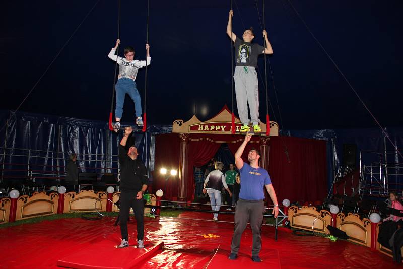 Cirkus Happy kids se školáky v Záhoří.