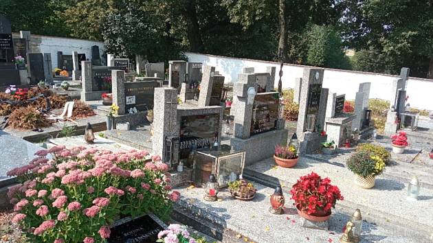Monika Šavlová navštívila jihočeské hřbitovy