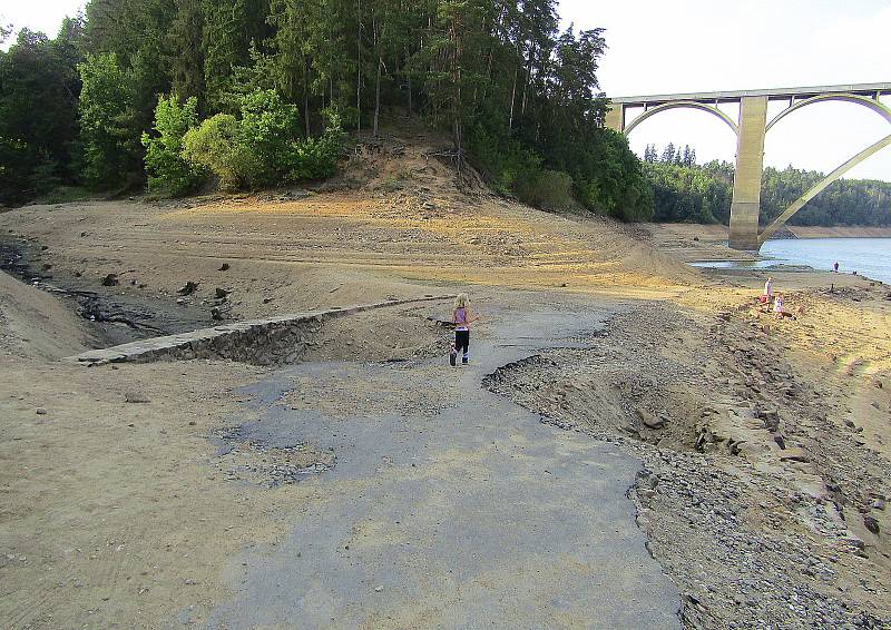 Přehradní nádrž Orlík na Vltavě u Podolského mostu v úterý 30. srpna. Hladina klesla více jak 12 metrů a odhalila řadu skrytých pokladů