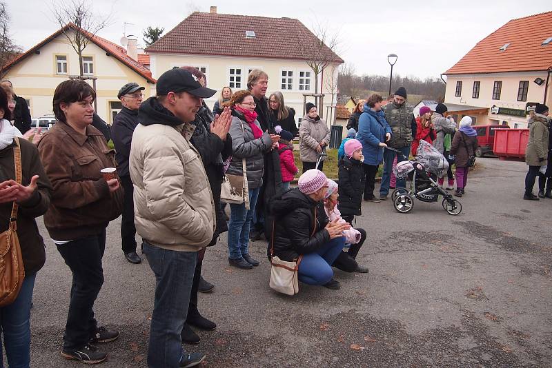 První adventní jarmark v Orlíku nad Vltavou.