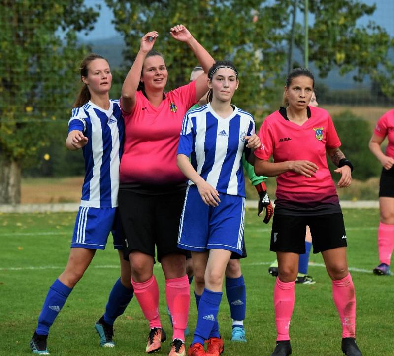 Fotbalová divize žen: TJ Hradiště - Jiskra Domažlice 4:1 (2:1).