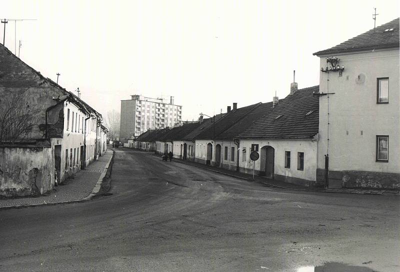 r. 1983 - Třebízského ulice před demoličními pracemi.