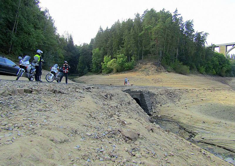 Přehradní nádrž Orlík na Vltavě u Podolského mostu v úterý 30. srpna. Hladina klesla více jak 12 metrů a odhalila řadu skrytých pokladů