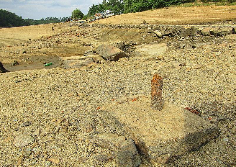 Přehradní nádrž Orlík na Vltavě u Podolského mostu v úterý 30. srpna. Hladina klesla více jak 12 metrů a odhalila řadu skrytých pokladů