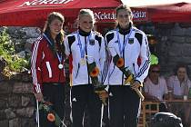 Ve sjezdu to medaile z individuálního závodu tentokrát nebyla, na pódium se ale Pavlína Zástěrová (vlevo) postavila před dvěma týdny v bosenské Banja Luce na mistrovství Evropy juninorů ve slalomu společně se zlatou a bronzovou kajakářkou z Německa. 