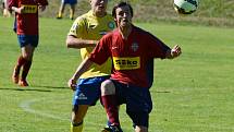 PÍSEK B V DERBY PORAZIL DOMÁCÍ ČIMELICE 5:1. Na snímku jsou ve žlutém Petr Listopad a před ním Pavel Pávec.