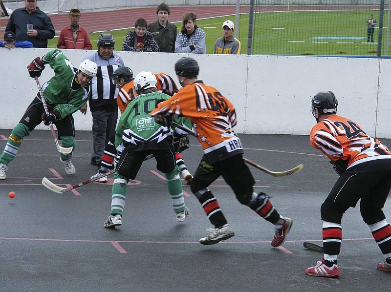 Hokejbalisté HC ŠD Písek úspěšně zvládli obě semifinálová utkání se Suchdolem nad Lužnicí a postoupili do finále play off ve 2. NHbL. Náš snímek je z domácího čtvrtfinálového zápasu Písku s českobudějovickým Pedagogem.  