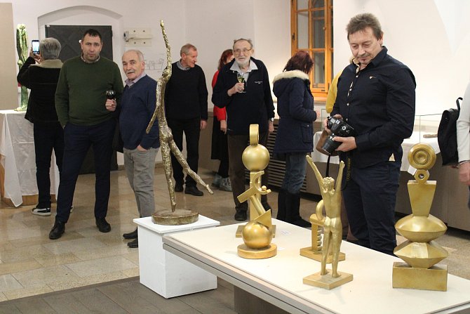 Vernisáž výstavy sochařských objektů Petra Staňka v Malé galerii Sladovny.