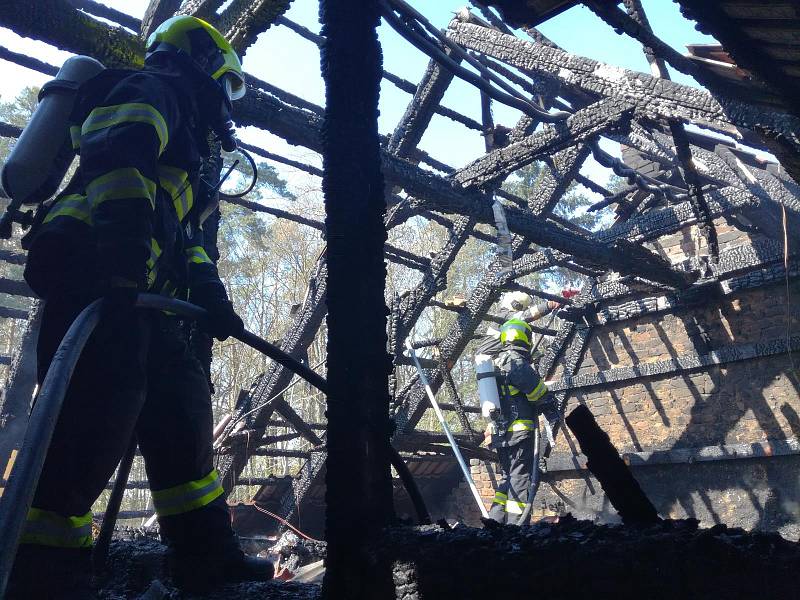 Profesionální i dobrovolní hasiči byli povoláni k požáru domu v Kostelci nad Vltavou.