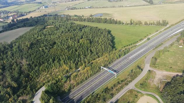 Do terénu vyrazily motorizované hlídky, řidiče ale kontroloval i policejní vrtulník.