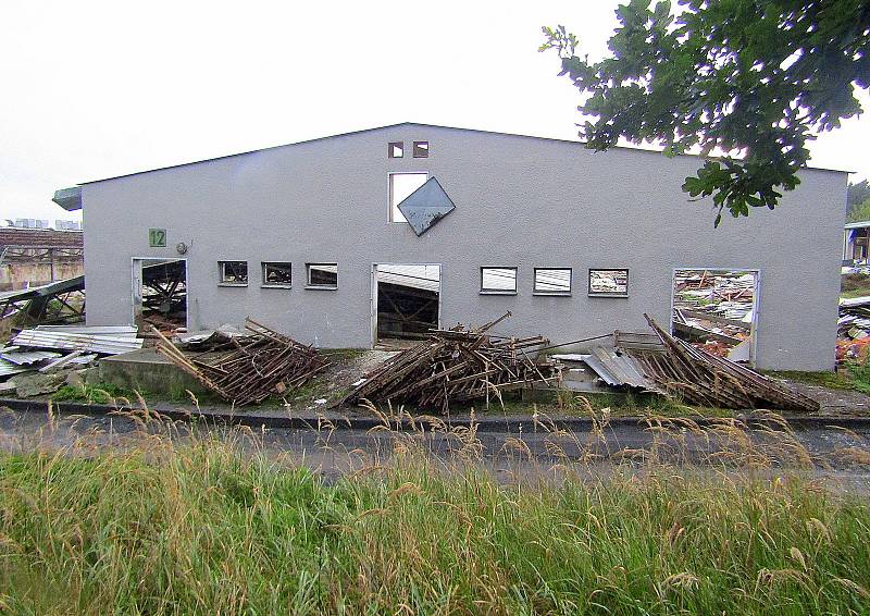 V Letech na Písecku pomalu končí demolice staré velkokapacitní výkrmy vepřů, která zasahovala do místa bývalého romského koncentračního tábora z 2. světové války. V areálu má vyrůst důstojný Památník holokaustu Romů a Sintů v Čechách.