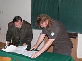 Smlouvu o spolupráci mezi Správou NP a CHKO Šumava a lesnickými školami v Písku podepsali zástupci obou stran.