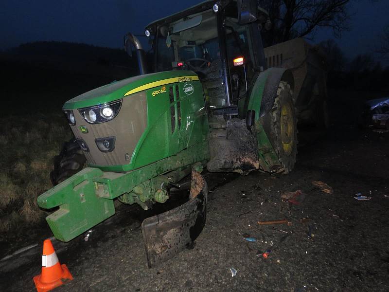 Nehoda osobního automobilu s traktorem v Květoňově na Písecku.