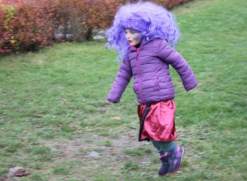 Halloweenské strašení u rybníka na návsi ve Varvažově.