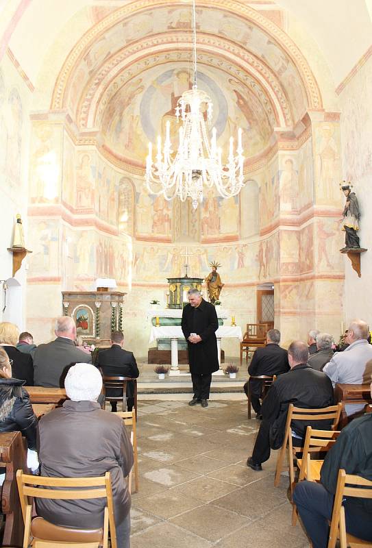 Kostel sv. Petra a Pavla v Albrechticích nad Vltavou.