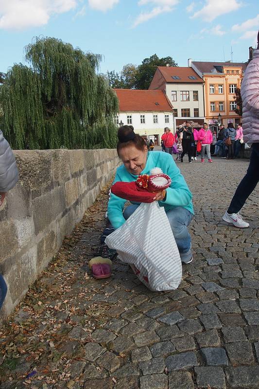 Celostátní akce Papučový den v Písku. Papučový řetěz na Kamenném mostě.