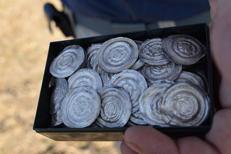 Na poli u Sepekova našli téměř 800 mincí.