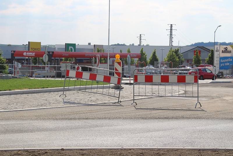 Stavba kruhové křižovatky v obchodní zóně finišuje.